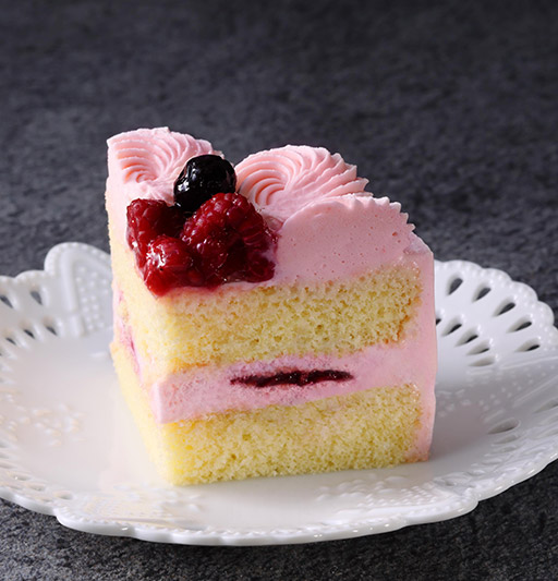 ピンクのクリームと ひなまつりの飾りが可愛らしい フランボワーズのショートケーキ
