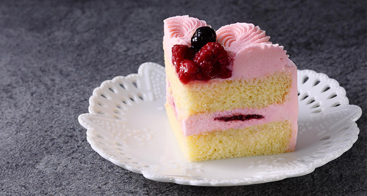 ピンクのクリームと ひなまつりの飾りが可愛らしい フランボワーズのショートケーキ