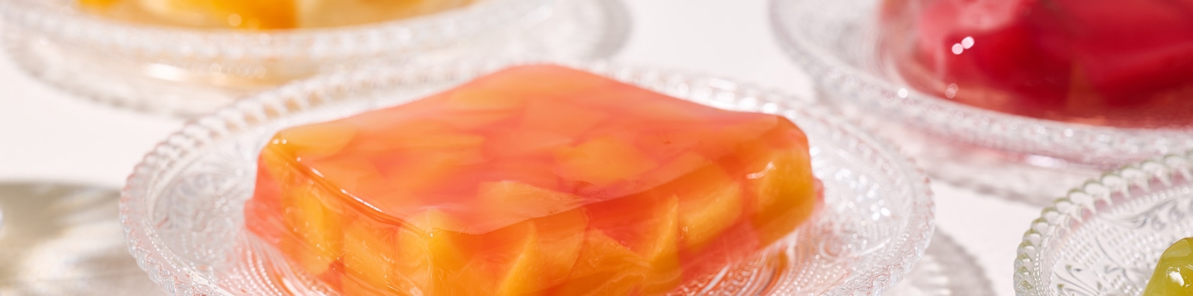 プレートにのせると、光に透けてモザイクのようにきらめく