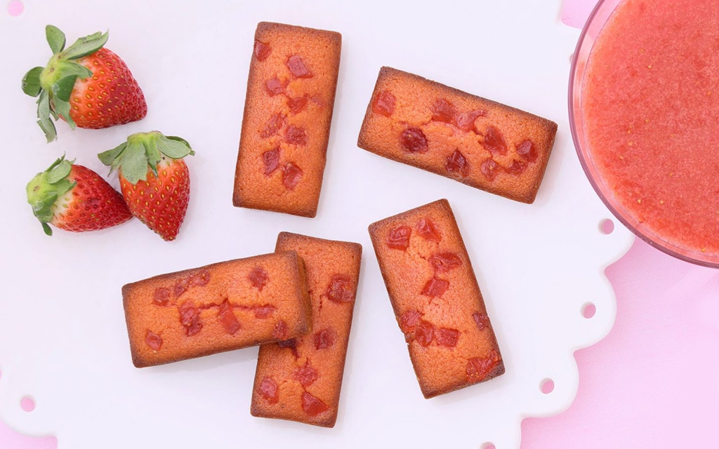 いちごのピューレとドライフルーツを使用したいちごたっぷりのこだわりフィナンシェ